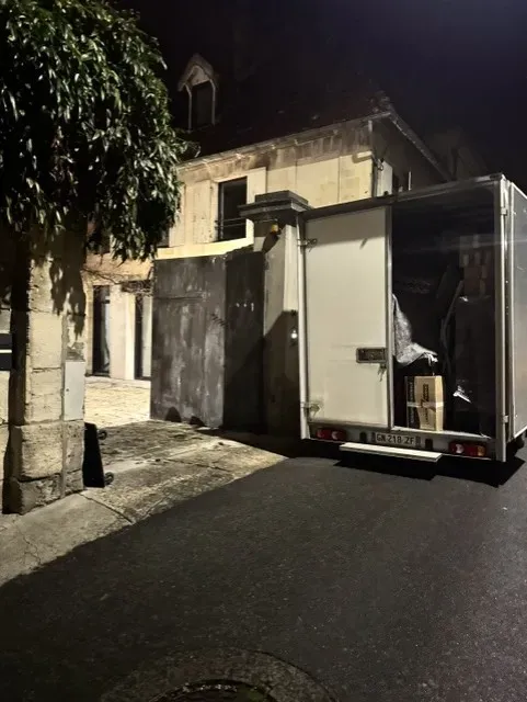 Camion de déménagement de nuit
