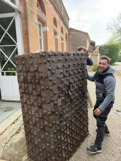 Déménageurs avec une grande malle