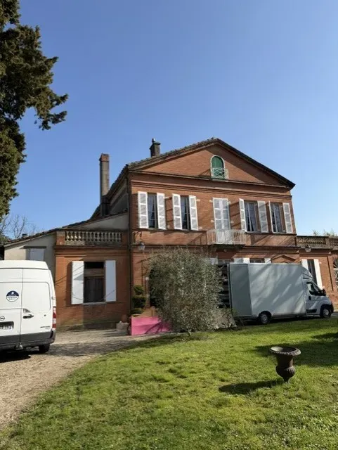 Caion de déménagement devant une maison
